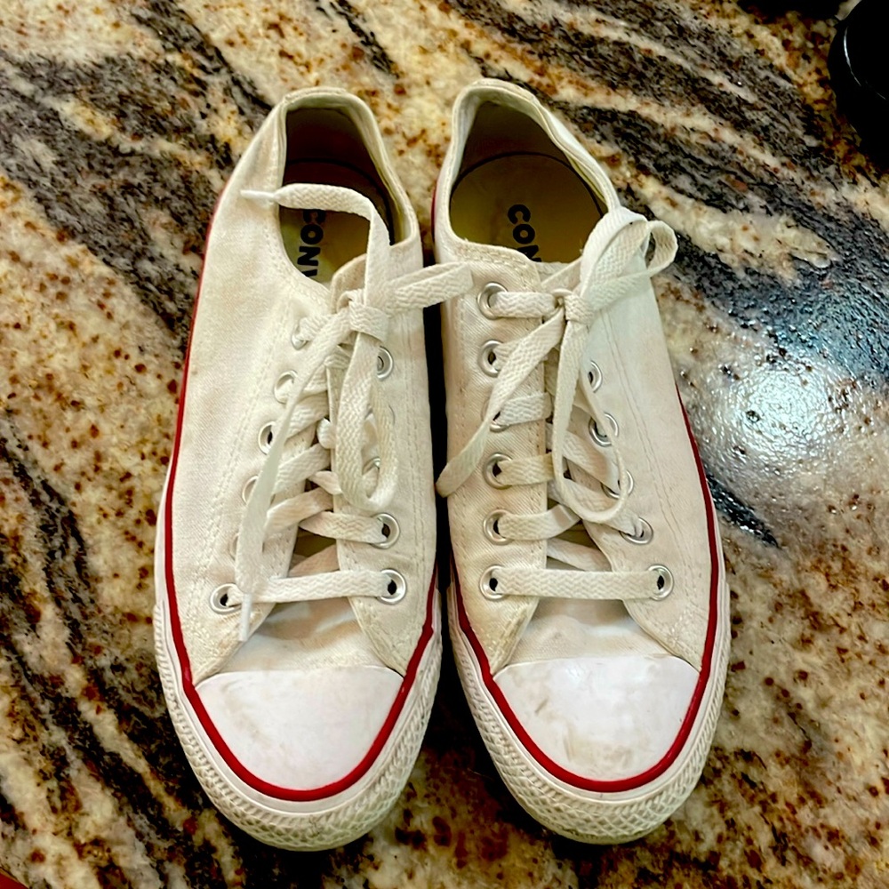 Women’s low top Converse All star. Great condition.